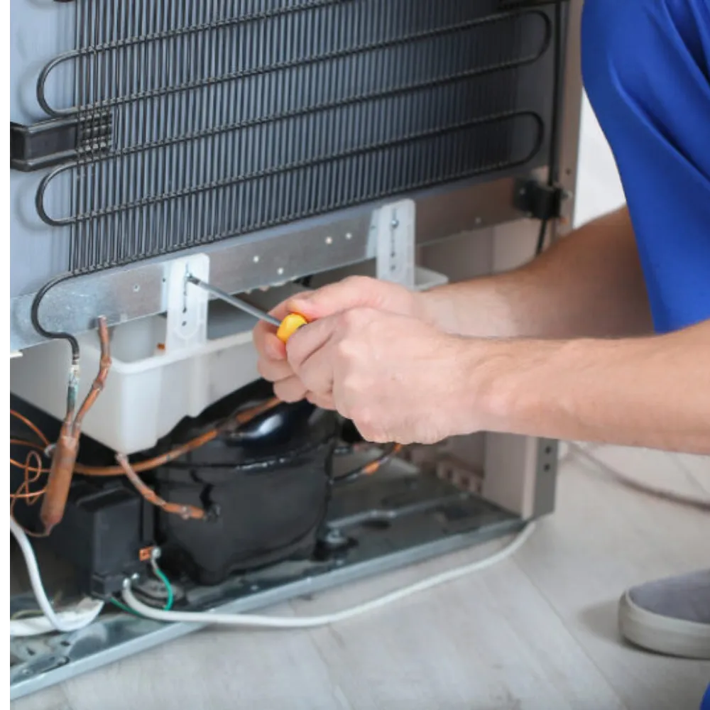 Técnico realizando manutenção em unidade externa de ar-condicionado