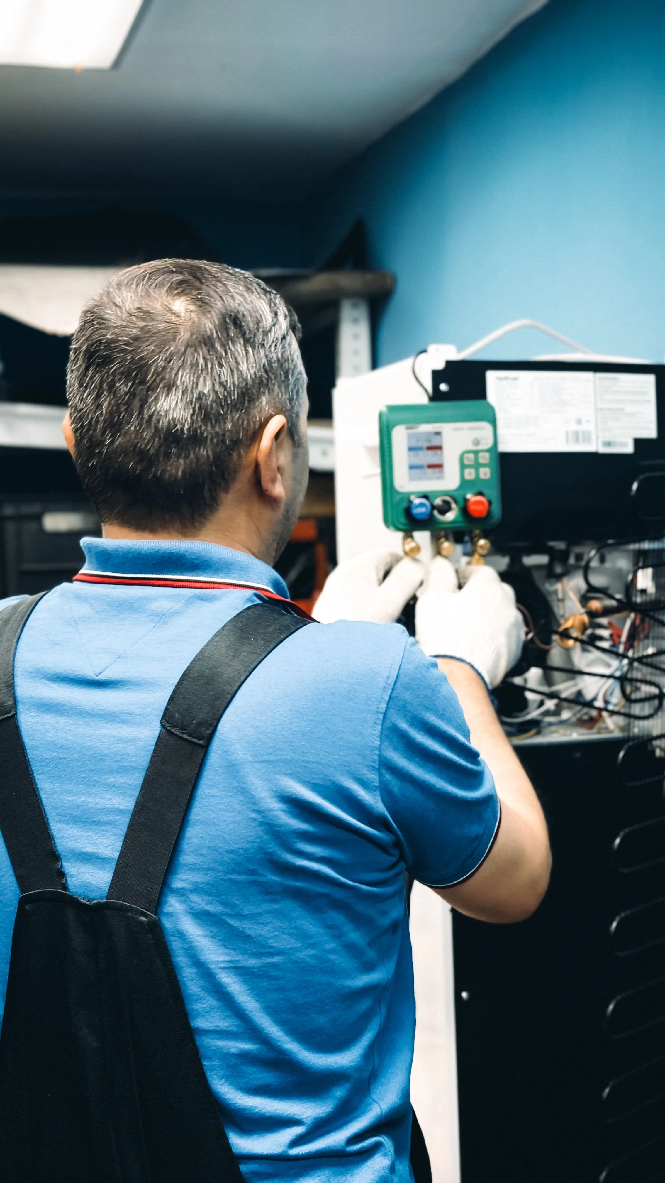 Técnico executando manutenção em sistema de climatização interno